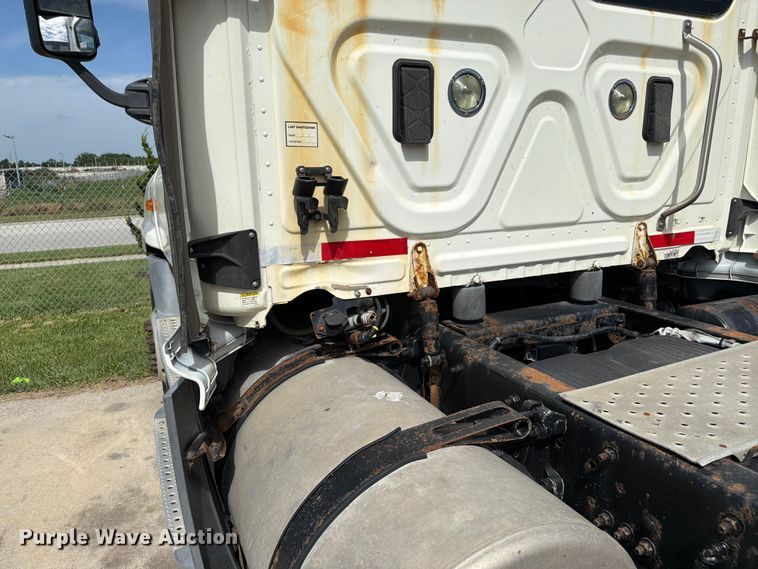 image for item FK3118 2017 Freightliner Cascadia semi truck