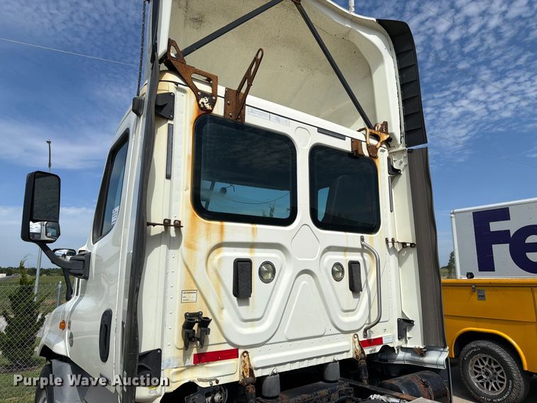 image for item FK3118 2017 Freightliner Cascadia semi truck