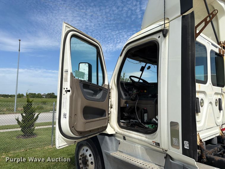 image for item FK3118 2017 Freightliner Cascadia semi truck