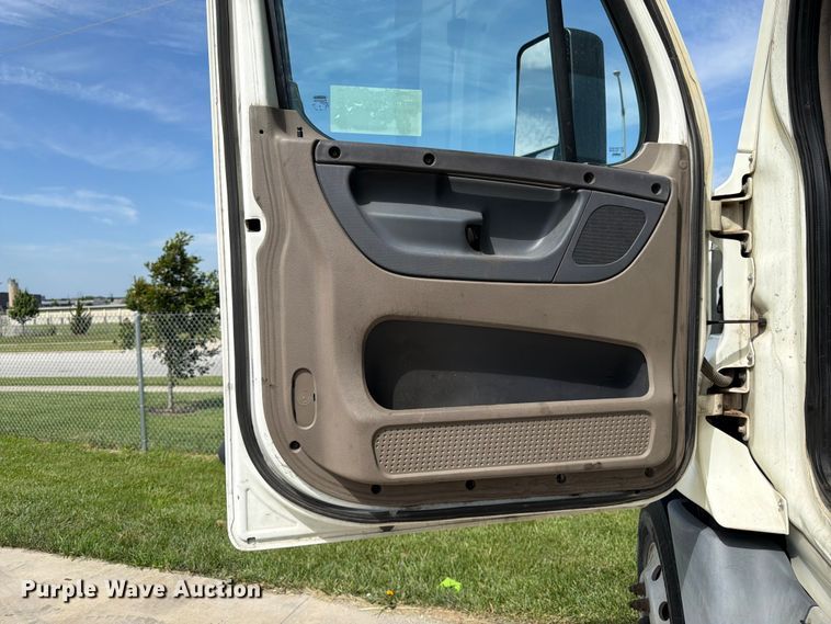 image for item FK3118 2017 Freightliner Cascadia semi truck