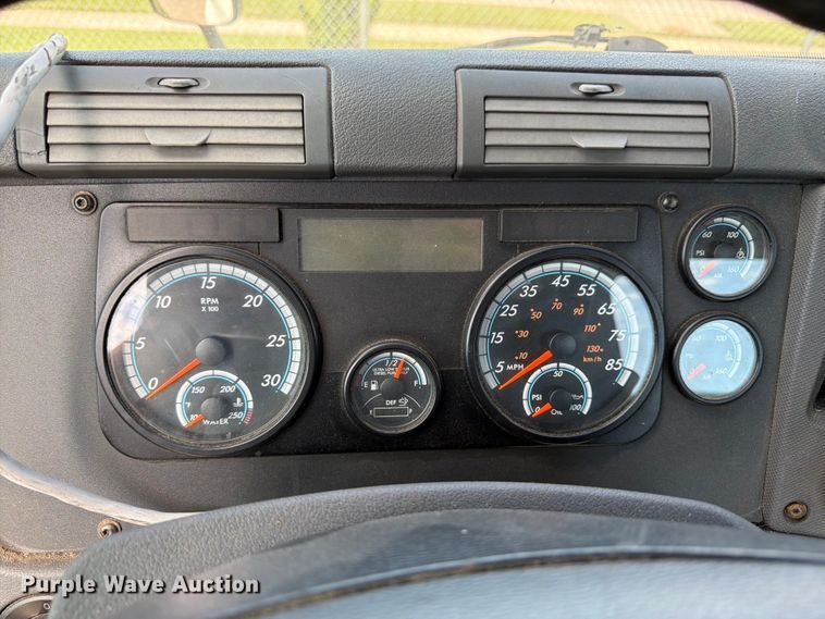 image for item FK3118 2017 Freightliner Cascadia semi truck