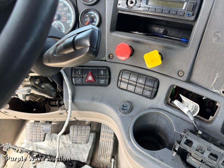 image for item FK3118 2017 Freightliner Cascadia semi truck