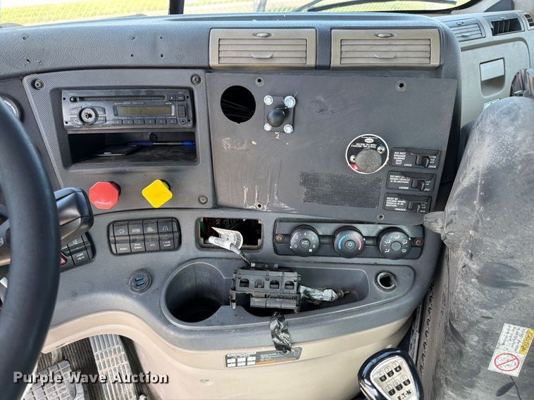 image for item FK3118 2017 Freightliner Cascadia semi truck