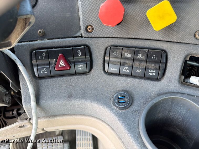 image for item FK3118 2017 Freightliner Cascadia semi truck
