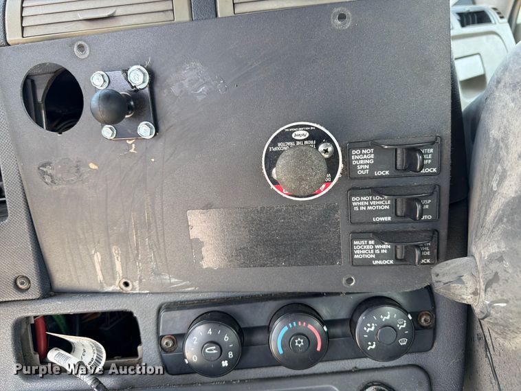 image for item FK3118 2017 Freightliner Cascadia semi truck