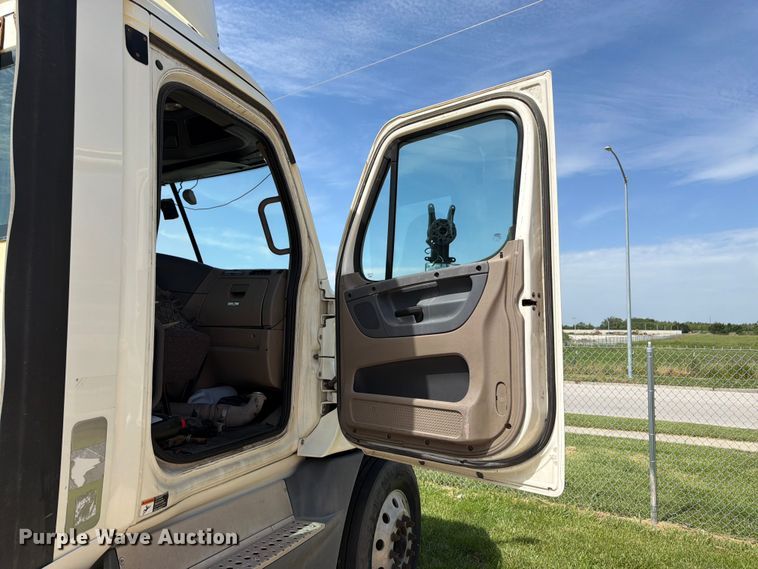 image for item FK3118 2017 Freightliner Cascadia semi truck