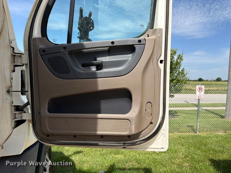 image for item FK3118 2017 Freightliner Cascadia semi truck