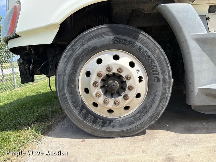 image for item FK3118 2017 Freightliner Cascadia semi truck