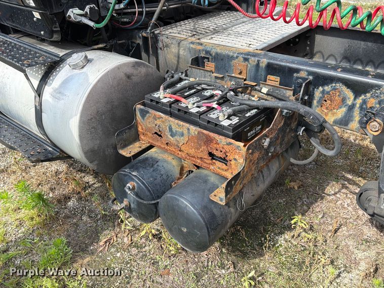 image for item FK4048 2007 International 8600 semi truck