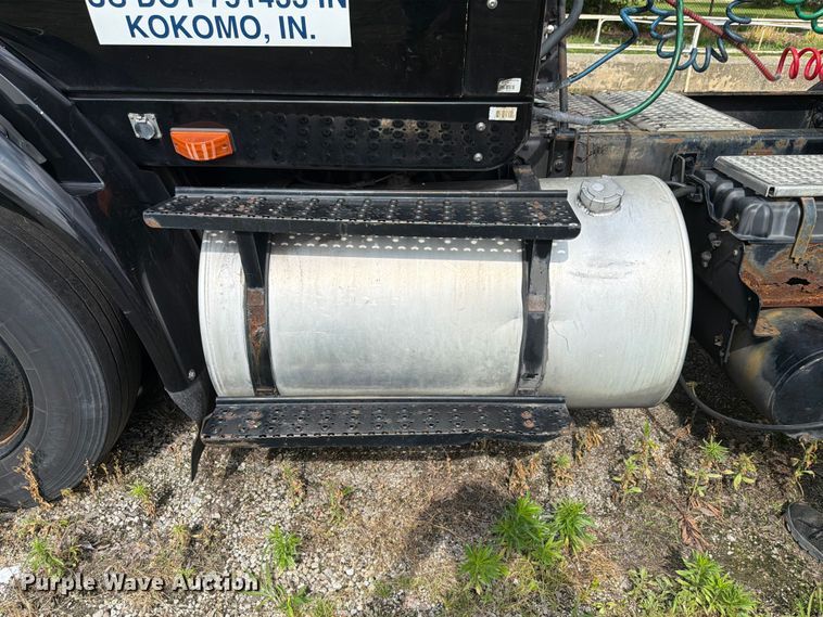 image for item FK4048 2007 International 8600 semi truck
