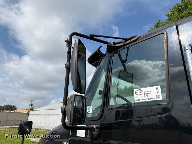 image for item FK4048 2007 International 8600 semi truck