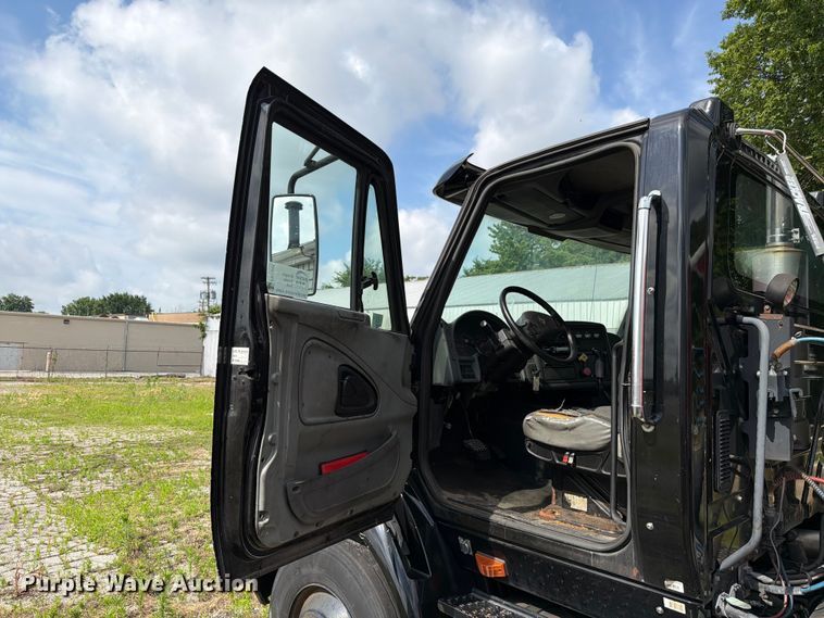 image for item FK4048 2007 International 8600 semi truck