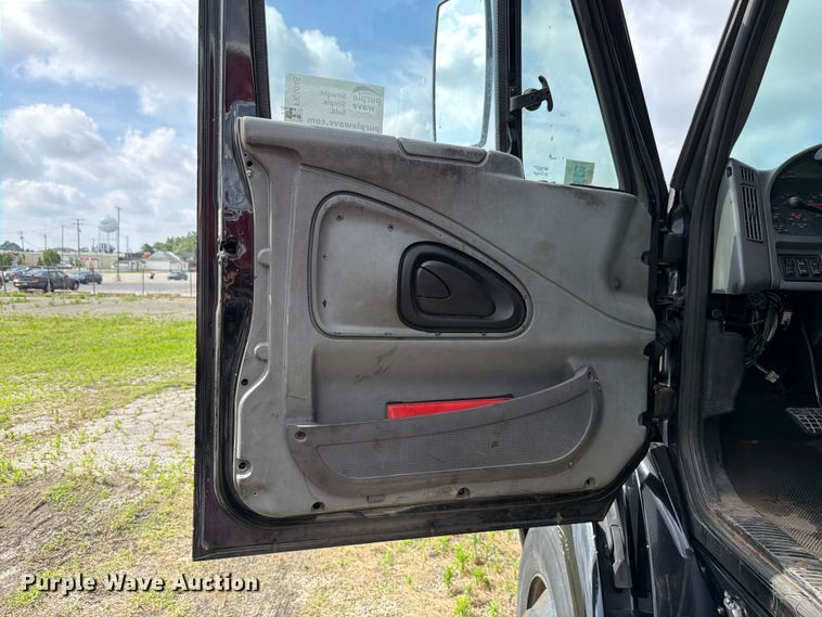 image for item FK4048 2007 International 8600 semi truck
