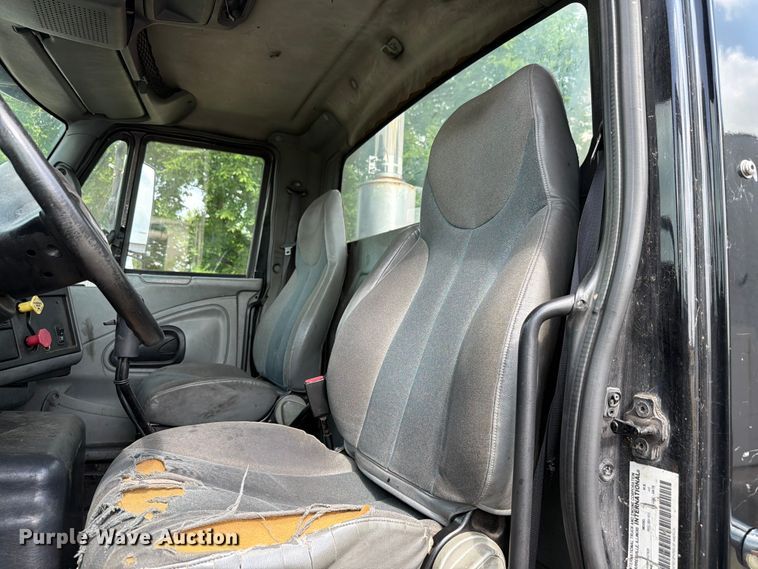 image for item FK4048 2007 International 8600 semi truck
