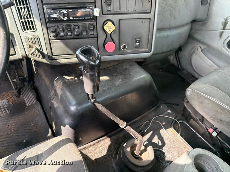 image for item FK4048 2007 International 8600 semi truck