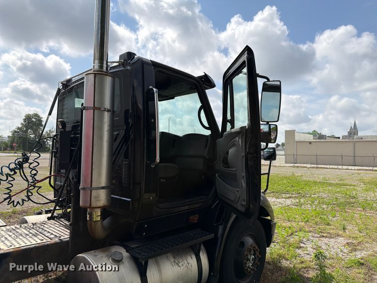image for item FK4048 2007 International 8600 semi truck