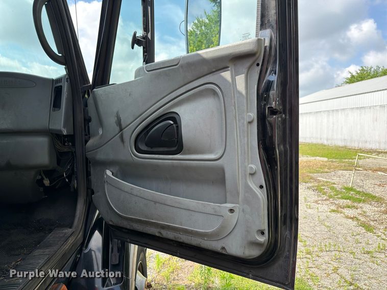image for item FK4048 2007 International 8600 semi truck