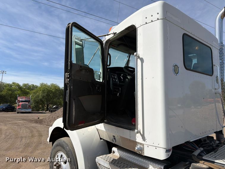 image for item FM7552 2015 Kenworth T800 semi truck
