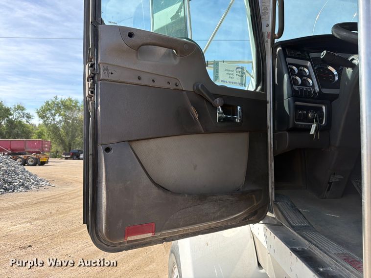 image for item FM7552 2015 Kenworth T800 semi truck