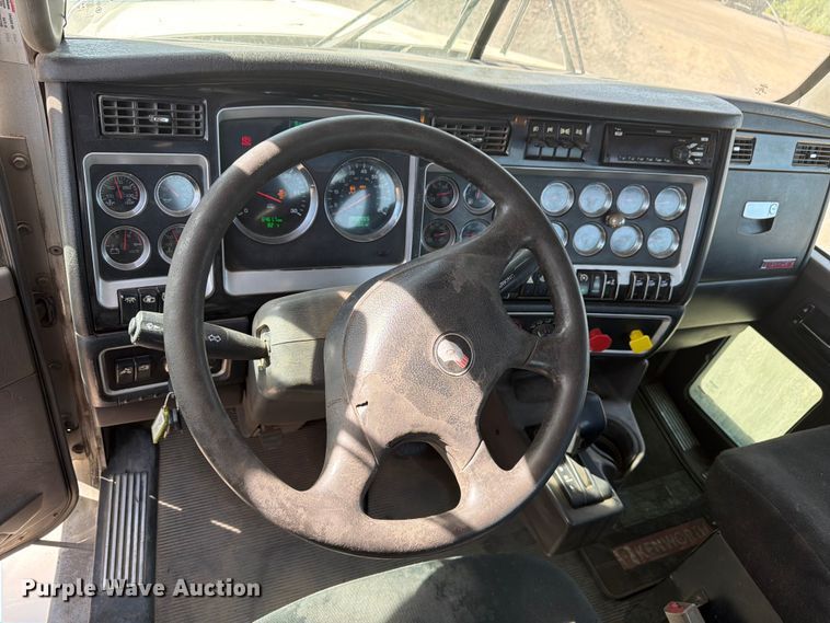 image for item FM7552 2015 Kenworth T800 semi truck