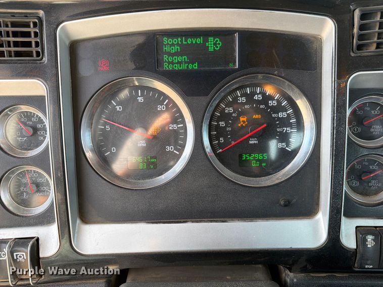 image for item FM7552 2015 Kenworth T800 semi truck