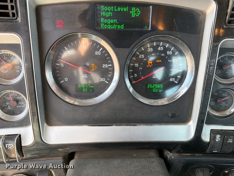image for item FM7552 2015 Kenworth T800 semi truck