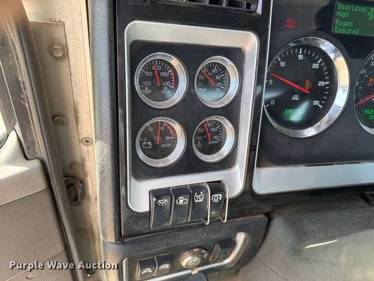 image for item FM7552 2015 Kenworth T800 semi truck