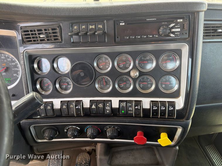image for item FM7552 2015 Kenworth T800 semi truck