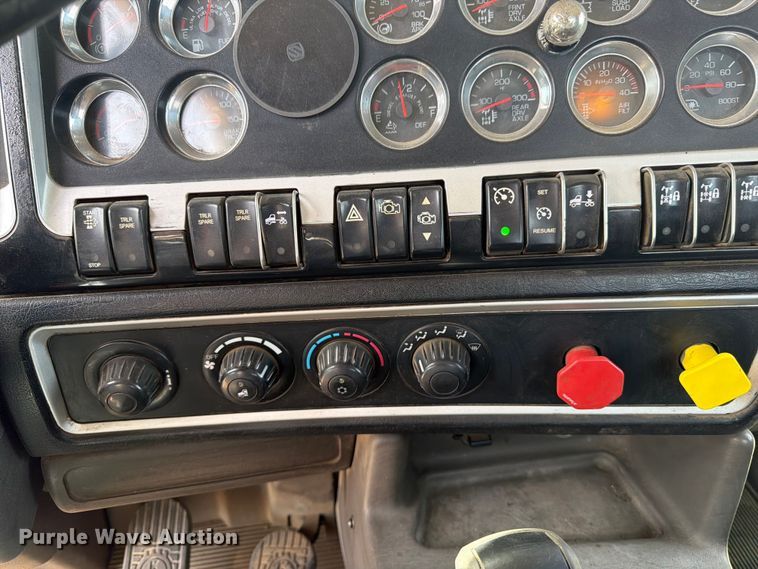 image for item FM7552 2015 Kenworth T800 semi truck