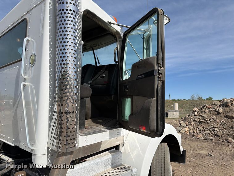 image for item FM7552 2015 Kenworth T800 semi truck