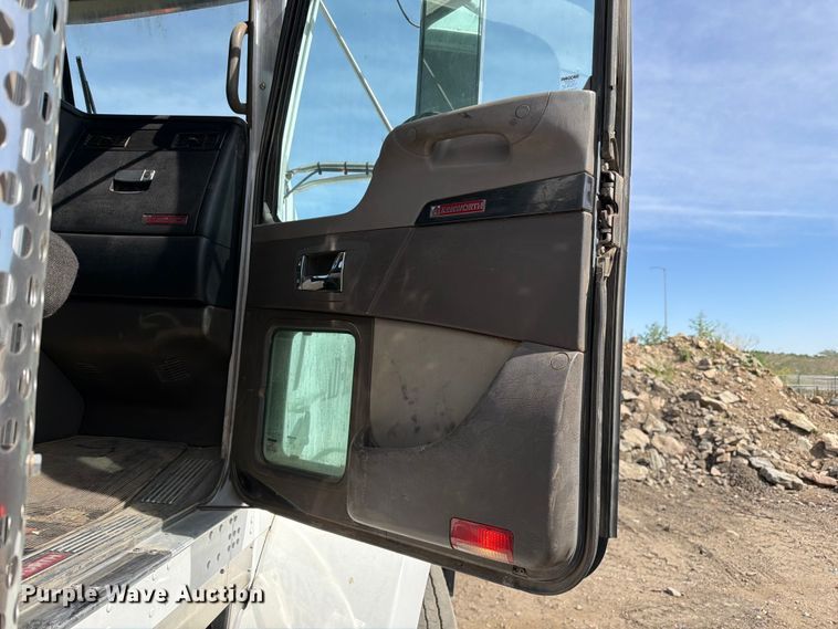 image for item FM7552 2015 Kenworth T800 semi truck