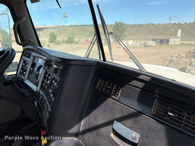 image for item FM7552 2015 Kenworth T800 semi truck