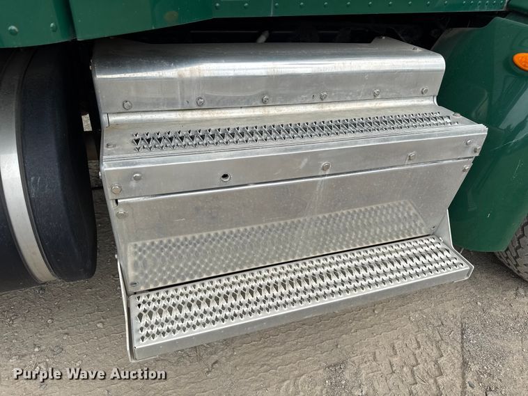 image for item ND9500 2012 Peterbilt 386 semi truck