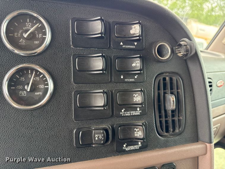 image for item ND9500 2012 Peterbilt 386 semi truck