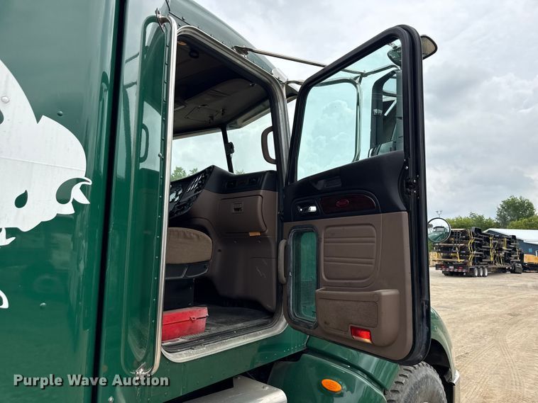 image for item ND9500 2012 Peterbilt 386 semi truck