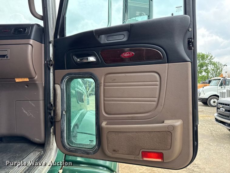 image for item ND9500 2012 Peterbilt 386 semi truck