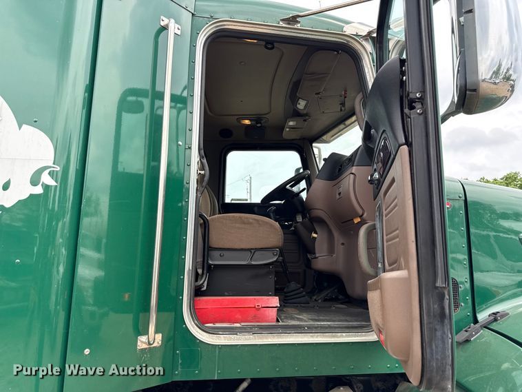 image for item ND9500 2012 Peterbilt 386 semi truck