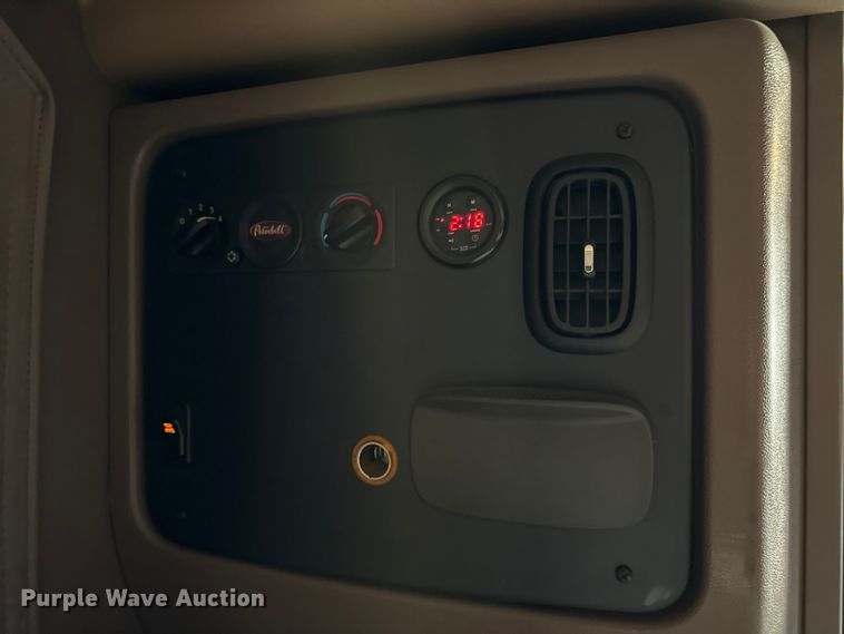 image for item ND9500 2012 Peterbilt 386 semi truck