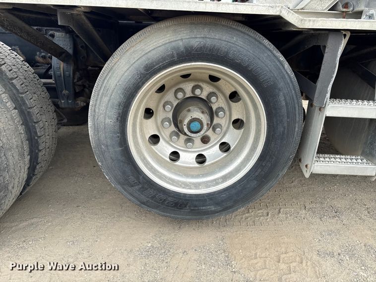 image for item ND9500 2012 Peterbilt 386 semi truck