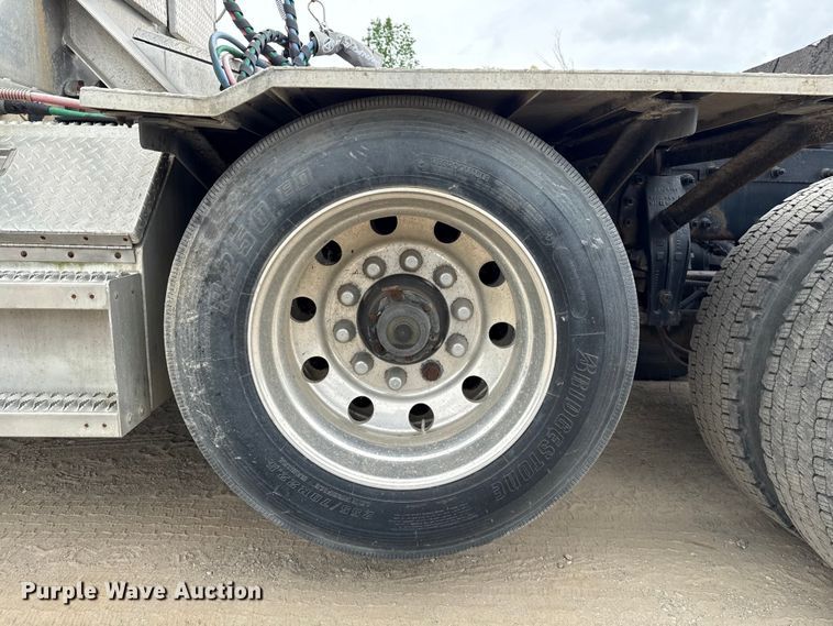image for item ND9500 2012 Peterbilt 386 semi truck