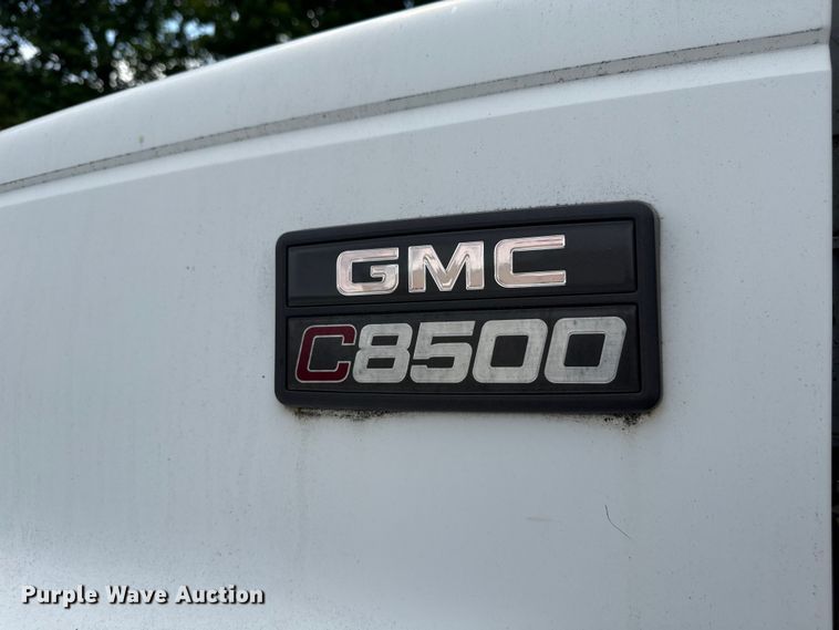 image for item ND9530 2001 GMC C7500 crane truck