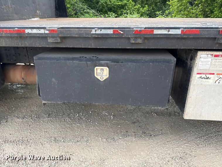 image for item ND9530 2001 GMC C7500 crane truck