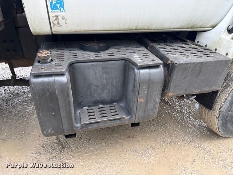 image for item ND9530 2001 GMC C7500 crane truck