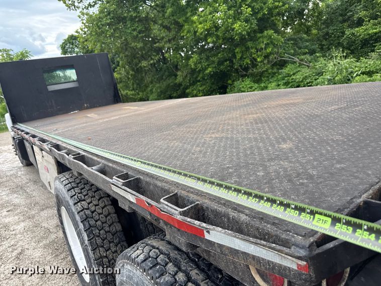 image for item ND9530 2001 GMC C7500 crane truck