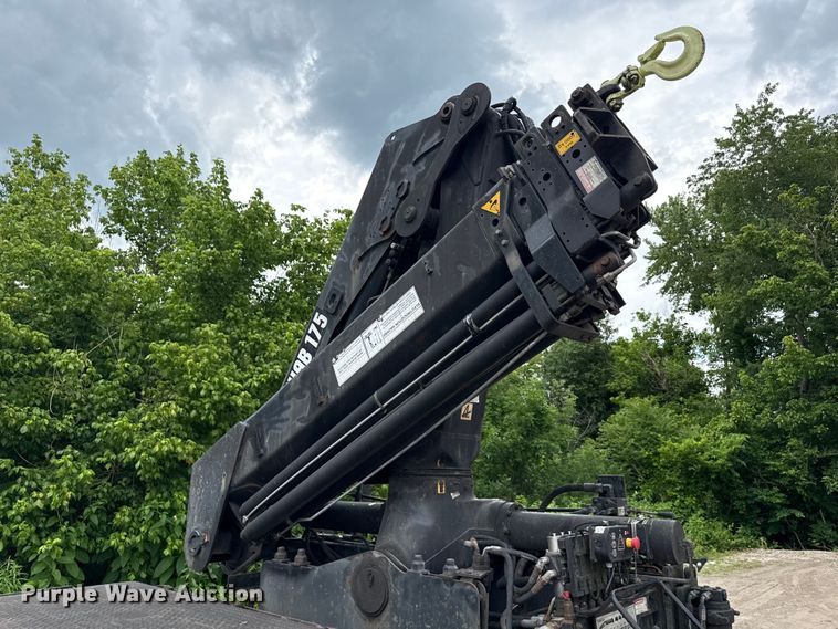 image for item ND9530 2001 GMC C7500 crane truck