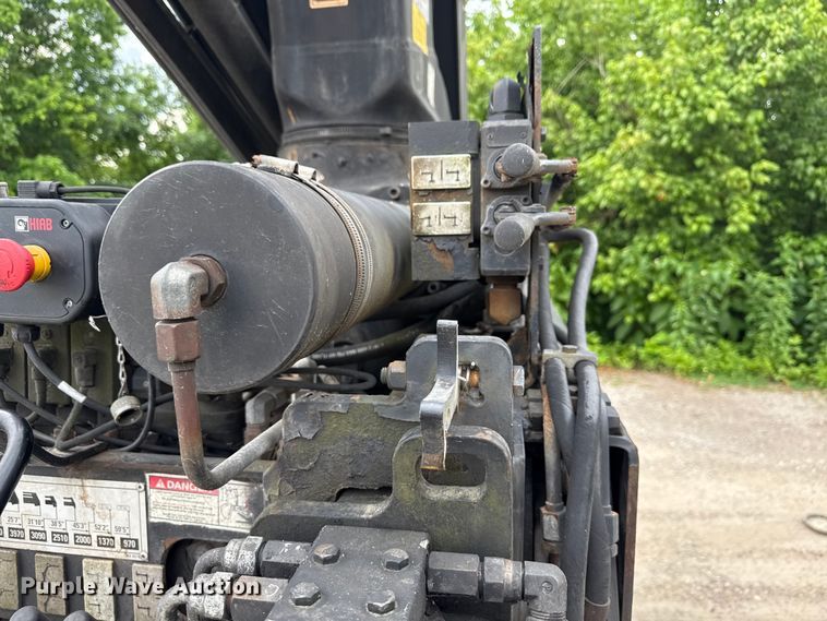 image for item ND9530 2001 GMC C7500 crane truck
