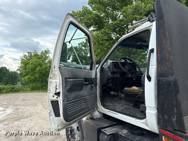 image for item ND9530 2001 GMC C7500 crane truck