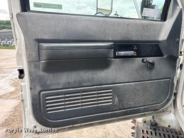 image for item ND9530 2001 GMC C7500 crane truck
