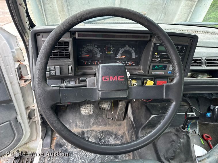 image for item ND9530 2001 GMC C7500 crane truck