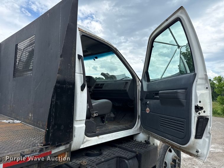 image for item ND9530 2001 GMC C7500 crane truck